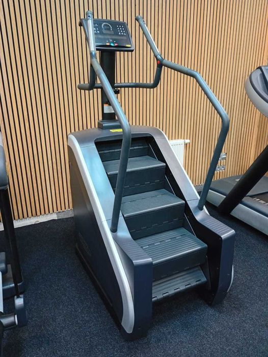 Сходи / Technogym Excite Climb — професійний ескалатор / сходи для спортзалу