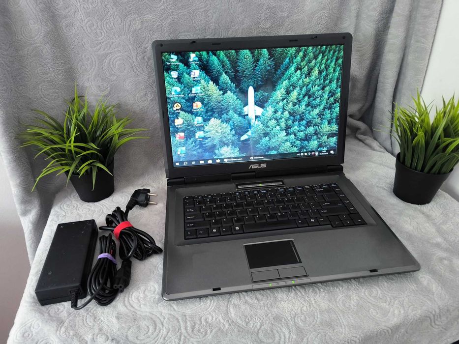 Laptop ASUS 15.4" 2GB RAM 160GB HDD Windows 10, w stanie do uzytku lub na czesci