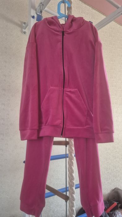 Велюровий костюм для дівчинки на зріст 146-152