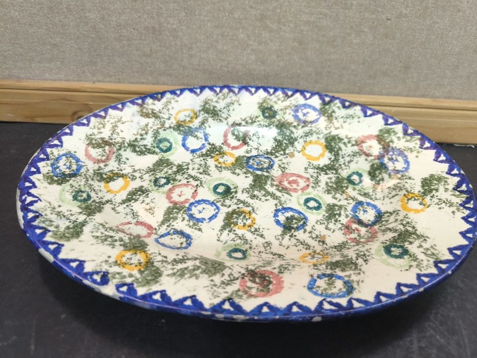 Travessa antiga, círculos coloridos