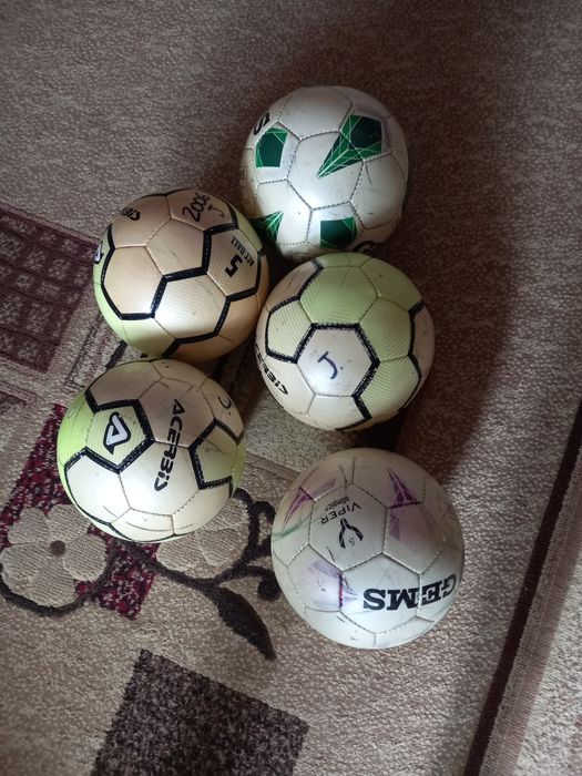Фудбольні мячі..