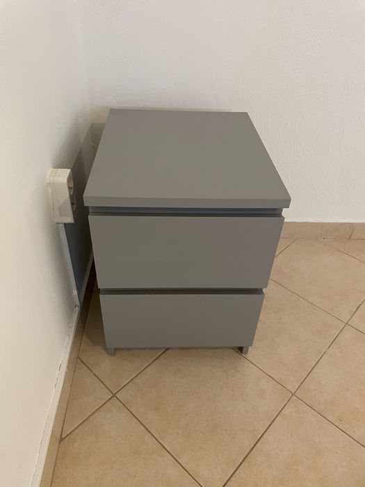 2 mesas de cabeceira cinzenta