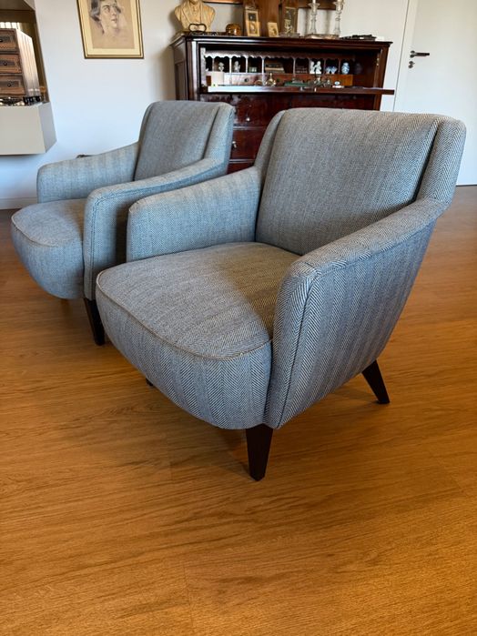 Poltronas azuis com pés de madeira