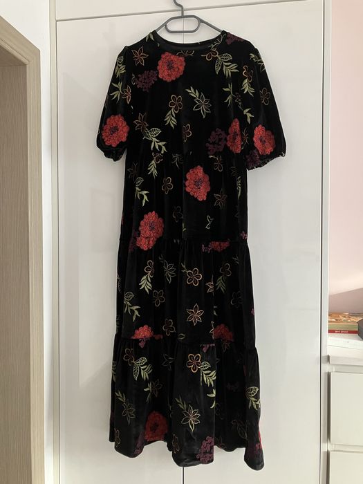 sukienka czarna aksamitna w wyszywane wzory Desigual