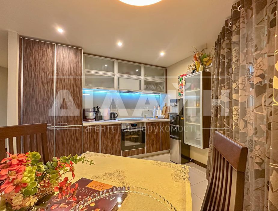 Краща пропозиція! 3-кімн. квартира з ремонтом у центрі міста!