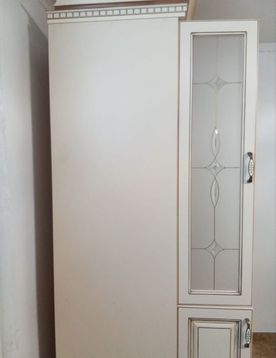 Продам Кухонну шафу-вітрину
