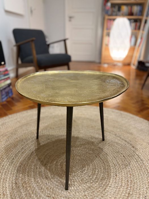 Mesa de centro oval em metal dourado e preto