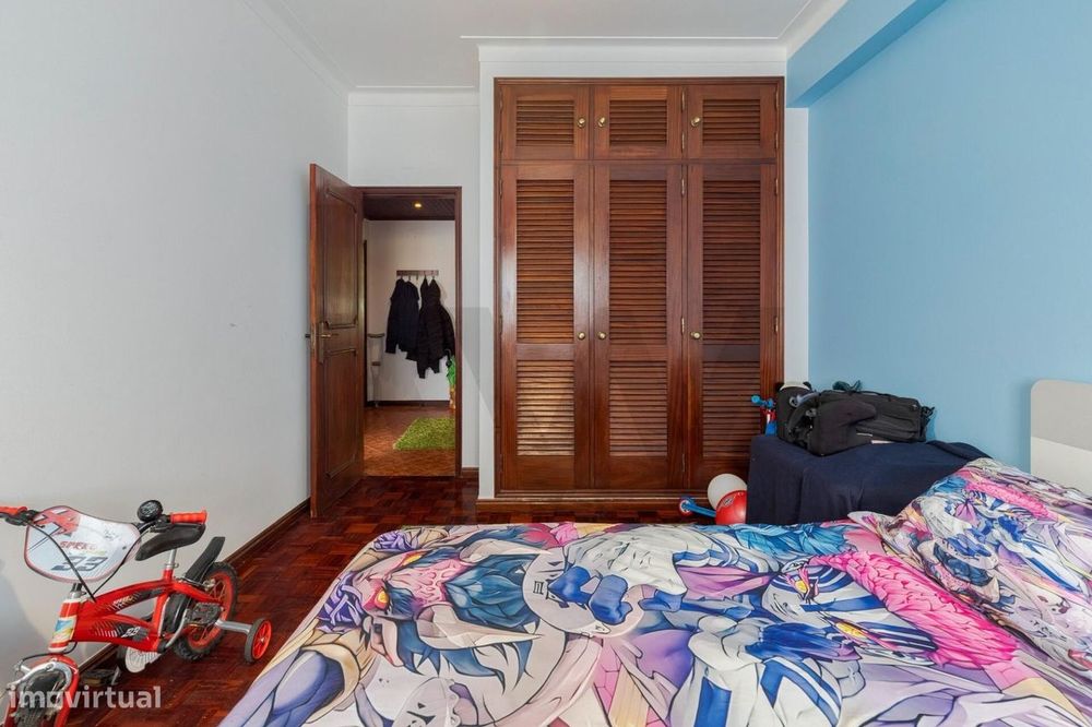 Apartamento T3 com Varanda e Vista para a Serra da Arrábida – Praça de