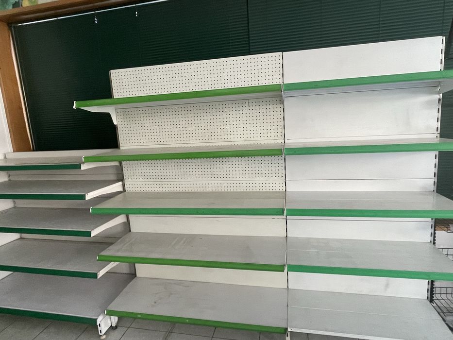 Prateleiras metálicas de mercearia