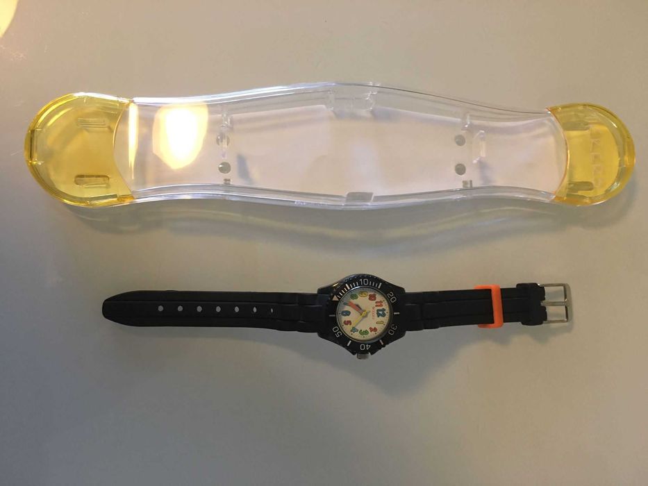 Relógio de Criança com Bracelete em Silicone- EM BOM ESTADO com Caixa