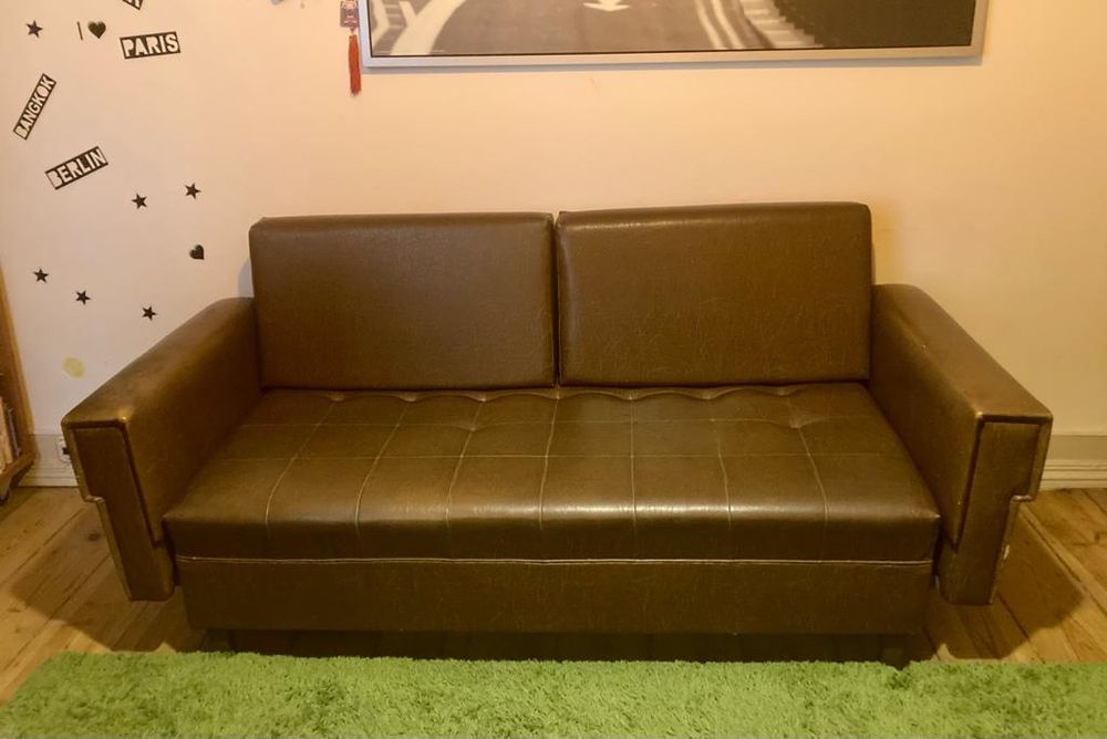 Sofá cama antigo 2 lugares em pele