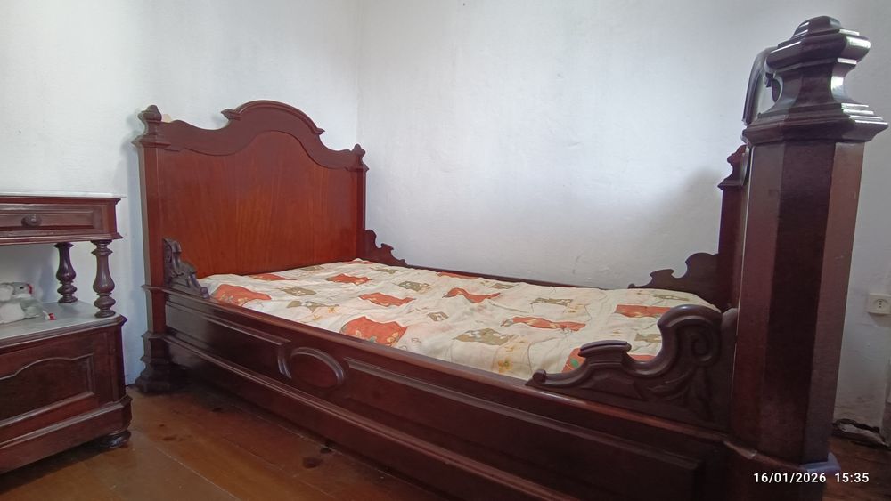 Quarto de solteiro cama cómoda mesinha de cabeceira