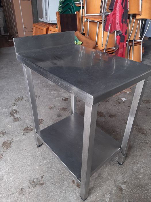 Duas pequenas bancadas em inox