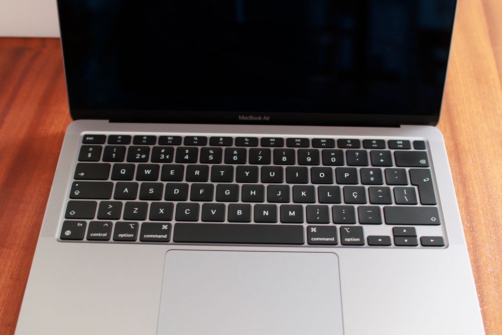 MacBook Air M1 — 16GB RAM | 256GB SSD | Como Novo | Caixa Original | Acessórios