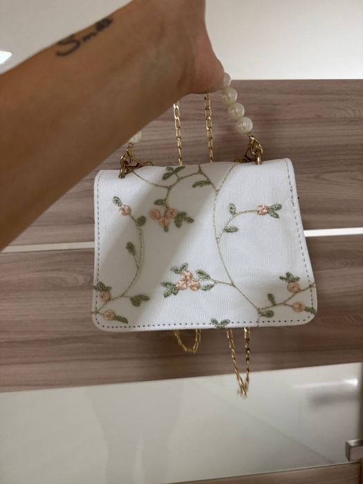 Ніжна біла сумочка