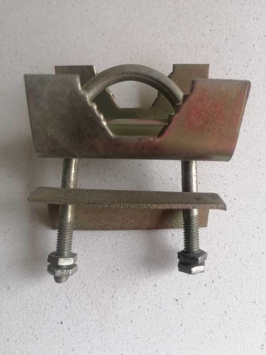 Uchwyt antenowy, obejma zaciskowa