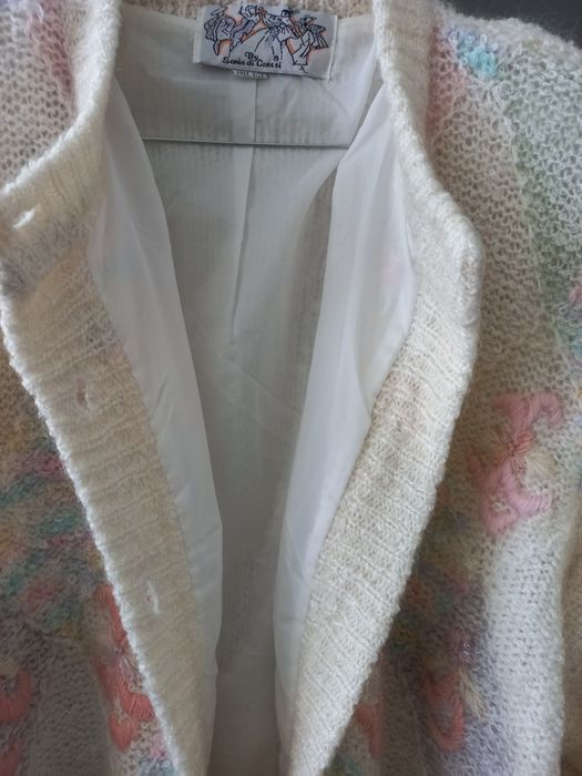 Casaco novo em malha branca com bordados coloridos