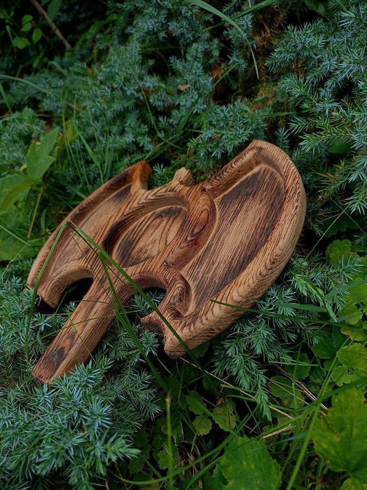 Унікальна дерев'яна тарілка у формі двосторонньої сокири