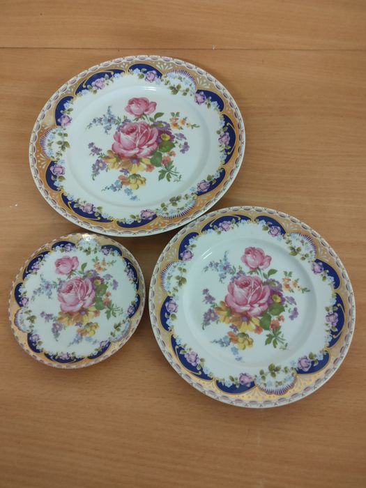 Conjunto de pratos em porcelana "Limoges".
