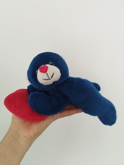 Maskotka pluszak miś na sercu