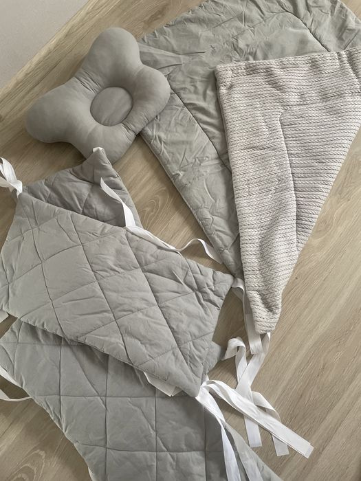 Набір в ліжечко : бортики , одіялко, подушка