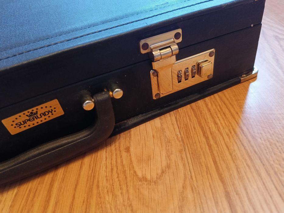 Duża twarda walizka neseser