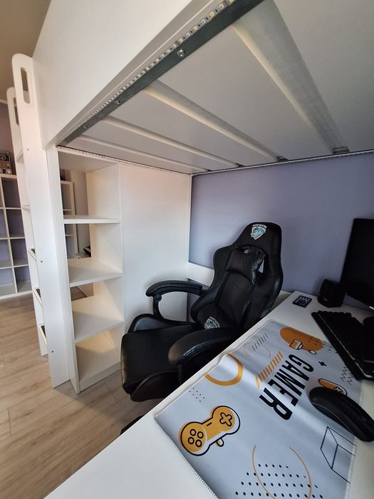 Łóżko na antresoli z biurkiem  IKEA Smastad