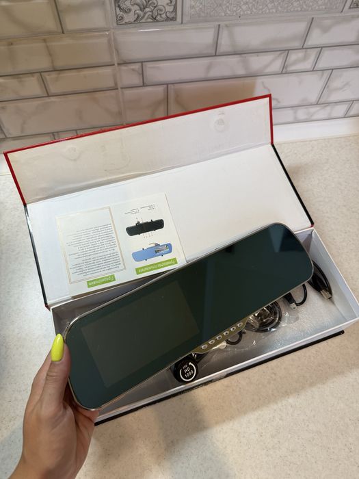 Автомобільне дзеркало відеорегістратор парктронік