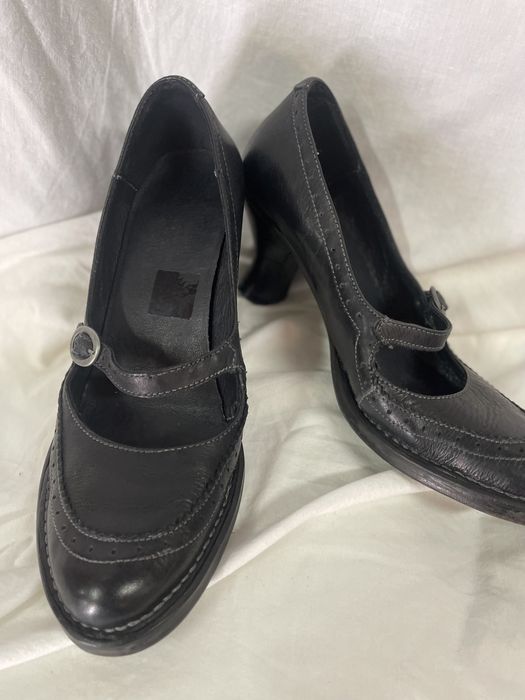 Sapatos pretos de presilha