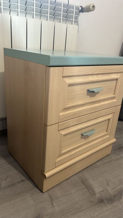 Conjunto de quarto Ilídio da Mota: cama + mesinha + cómoda (madeira)