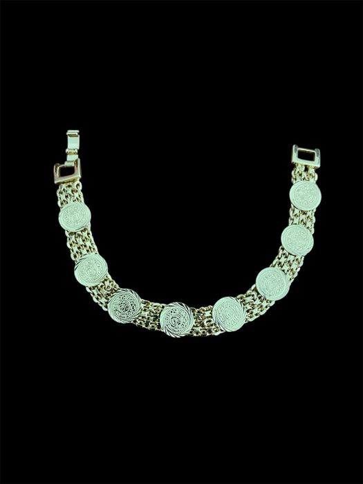 Conjunto de joias dourado com medalhas