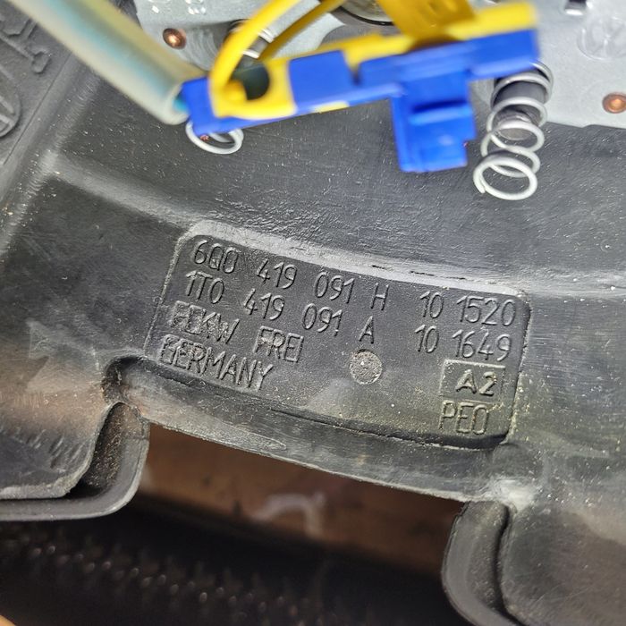 Kierownica skórzana czteroramienna z poduszką vw Touran I 2004r