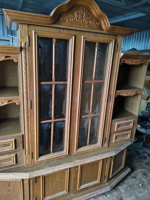 Piękny duży dębowy rzeźbiony kredens