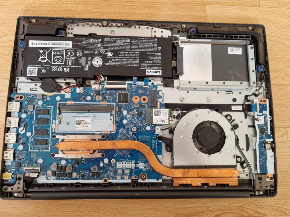Вмикається На запчастини або під ремонт Lenovo v15-iil model82c5 ddr4 intel i5 10th gen