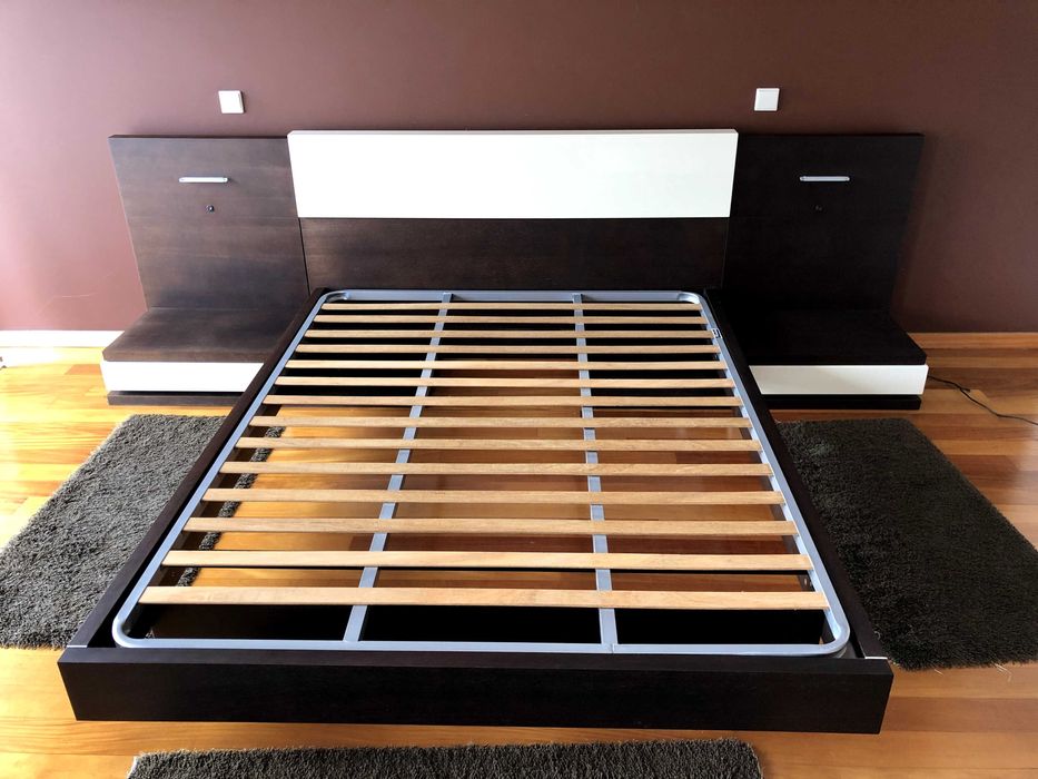 Cama de casal com mesas de cabeceira e cómoda