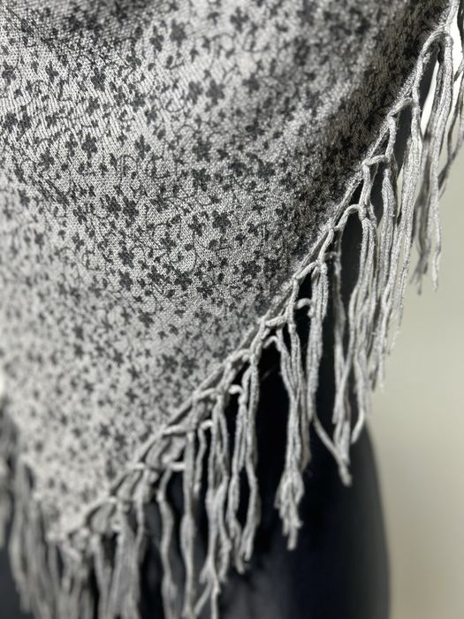 Promod duża chusta 100x100 szara frędzle boho wiosna szalik szal