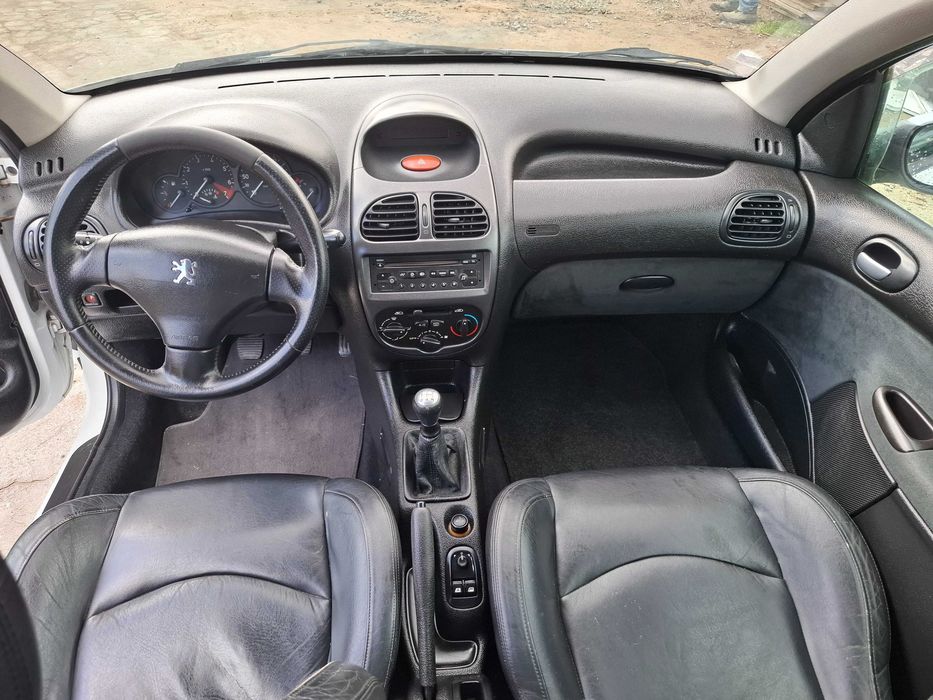 Peugeot 206 Gasolina Com A/C Estofos em Pele