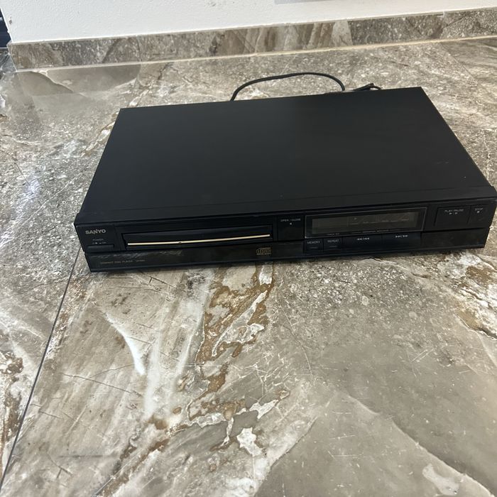odtwarzacz płyt kompaktowych (CD player) marki Sanyo, model CP890 z funkcją Memory