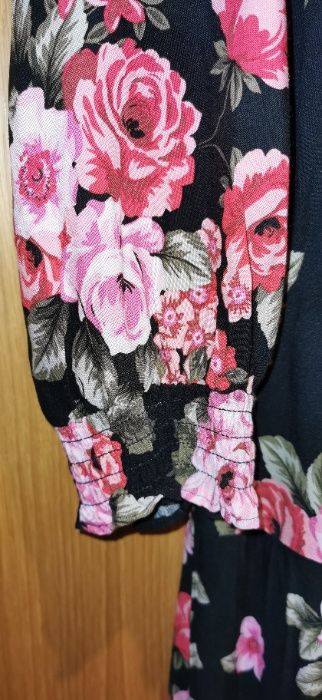 Vestido comprido estampado e manga comprida.