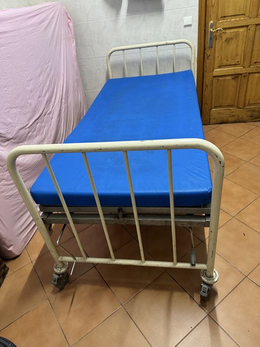 Cama hospitalar.
