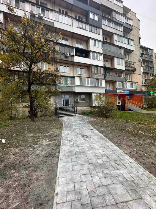 Фасадне приміщення в оренду на Березняках