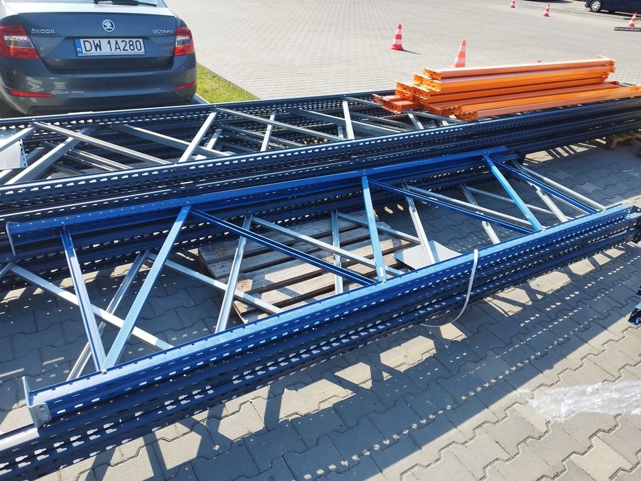 Regały różnych producentów