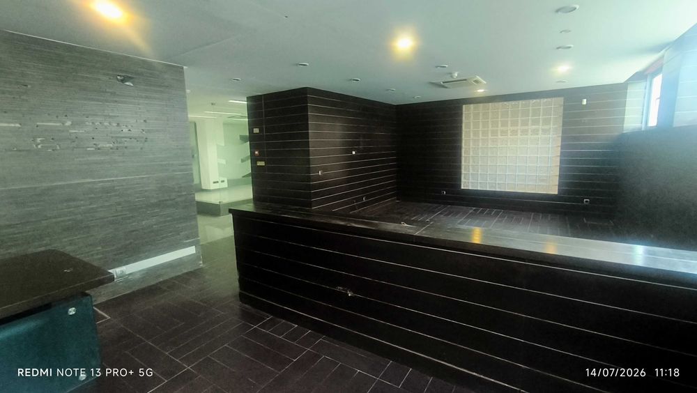 Espaço Comercial e de Serviços com 221 m² | Comércio, Serviços ou Restauração | Garagem para 5 Viaturas