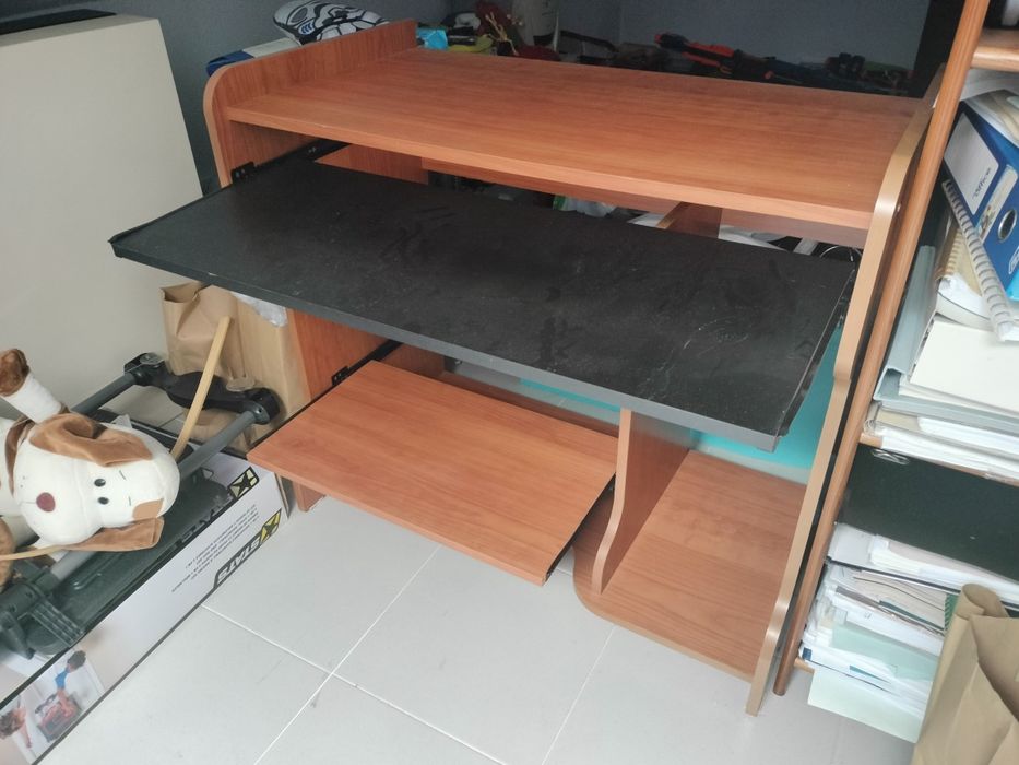 Secretária de estudo e computador