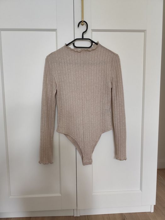 Beżowe body swetrowe sweter z falbankami