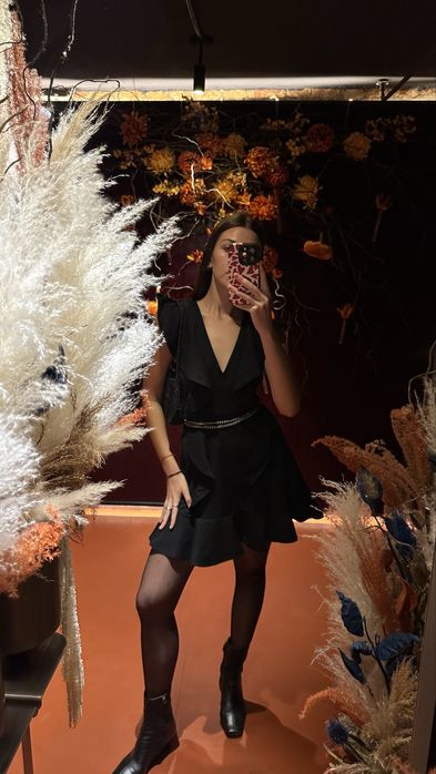 чорна сукня з воланами рюшами