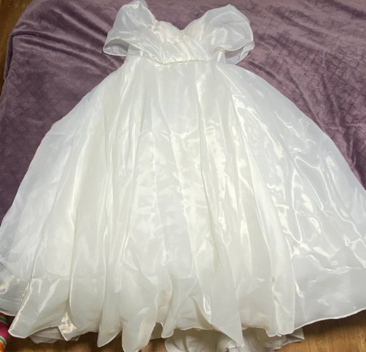 Ніжна весільна сукня із шлейфом