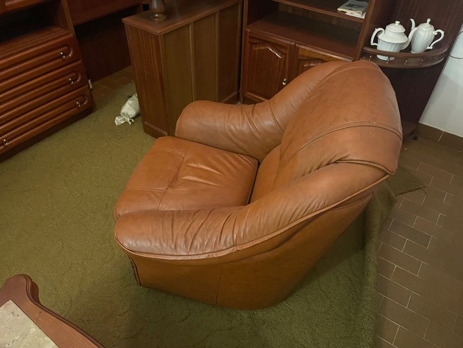 Conjunto de quarto antigo e sofá