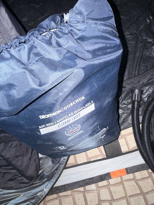 Colchão casal inflável Quechua Comfort e bomba de ar de pé