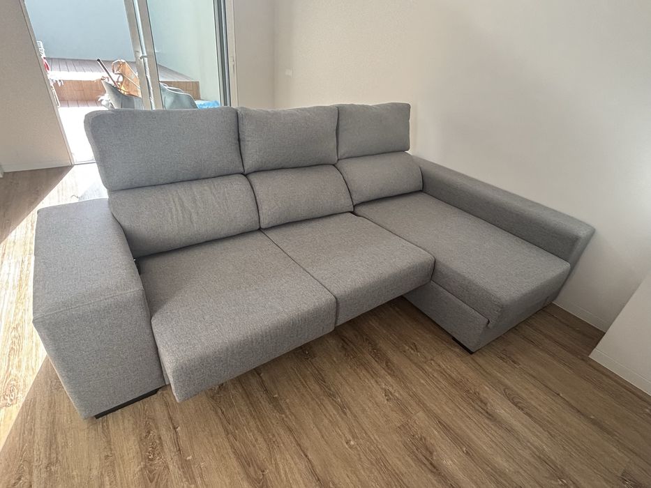Sofá chaise longue com baú e puffs cinzento